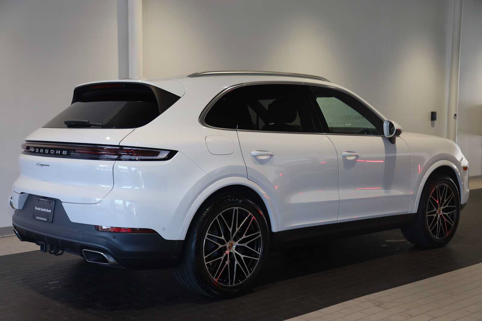 Used 2025 Porsche Cayenne AWD/4WD image 7