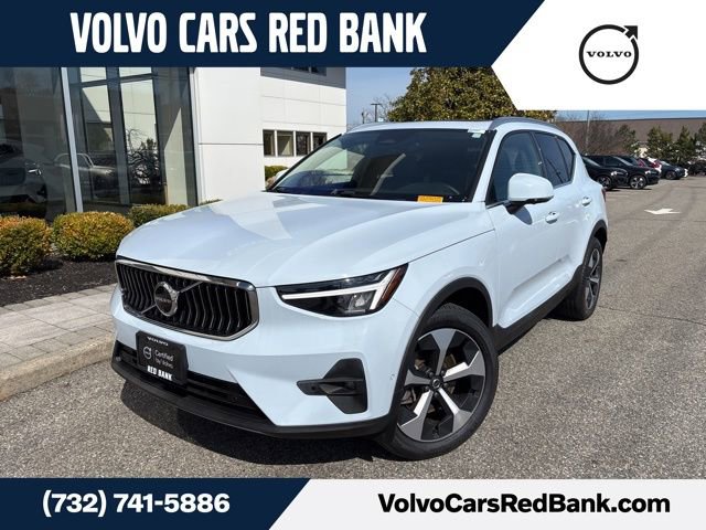 Used 2025 Volvo XC40 B5 Plus image 1