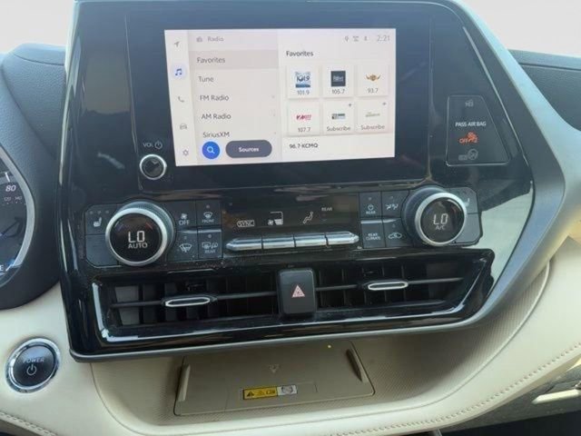 Used 2023 Toyota Highlander XLE AWD/4WD image 22