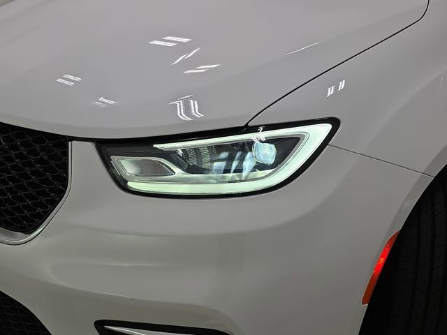 Used 2023 Chrysler Pacifica Touring-L image 30