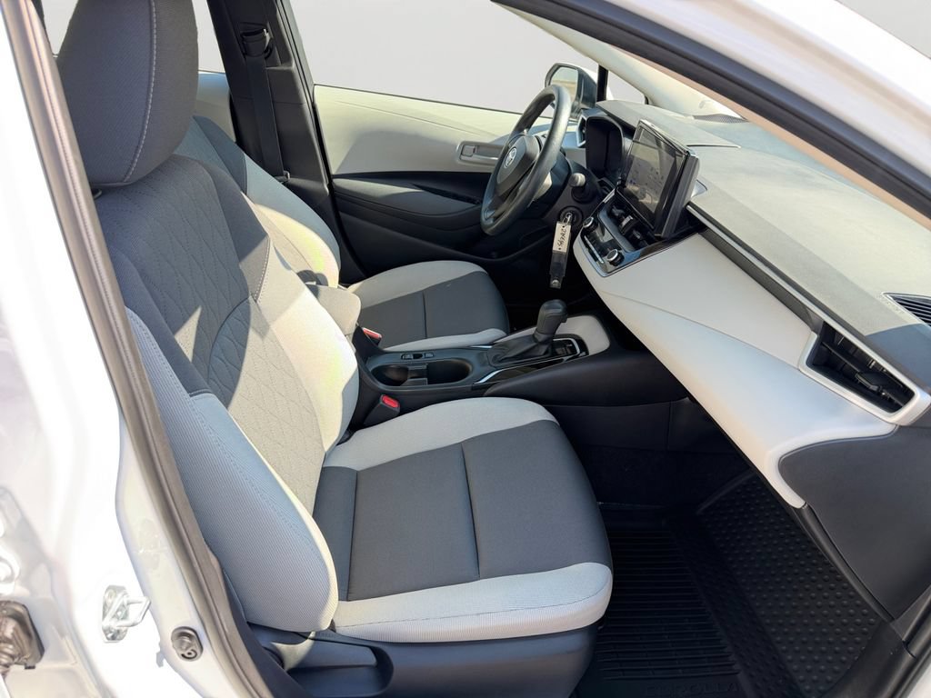 Used 2025 Toyota Corolla LE FWD image 12