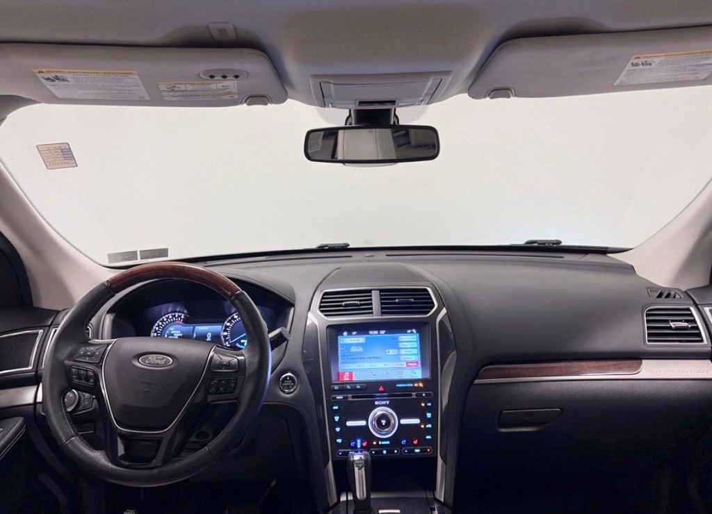 Used 2018 Ford Explorer Platinum AWD/4WD image 2