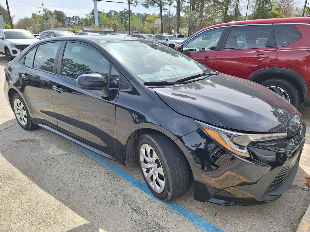 Used 2023 Toyota Corolla LE image 3