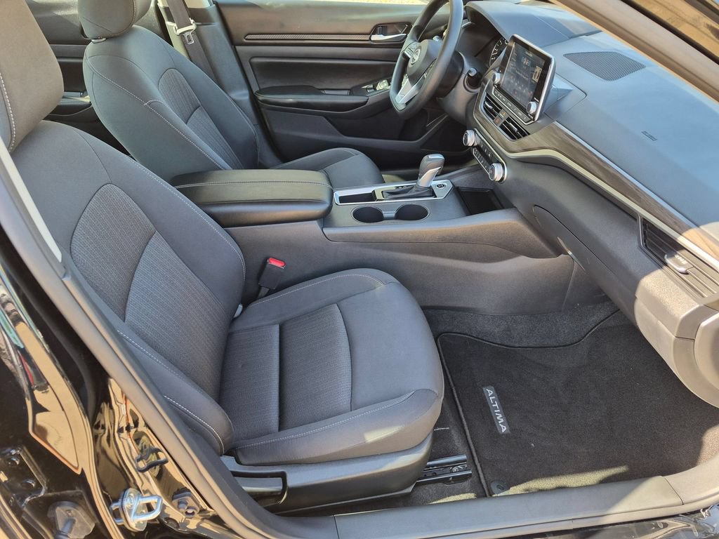 Used 2025 Nissan Altima 2.5 SV FWD image 30