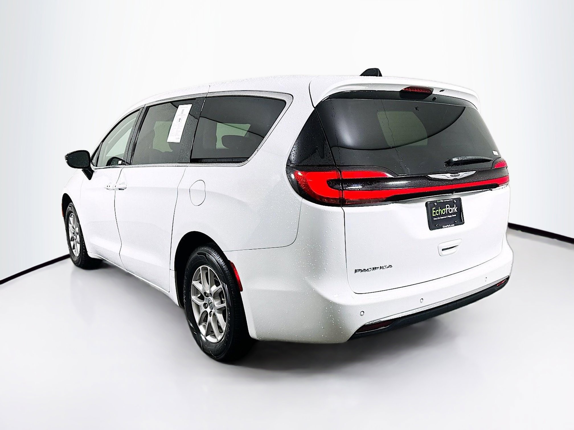 Used 2024 Chrysler Pacifica Touring-L FWD image 5