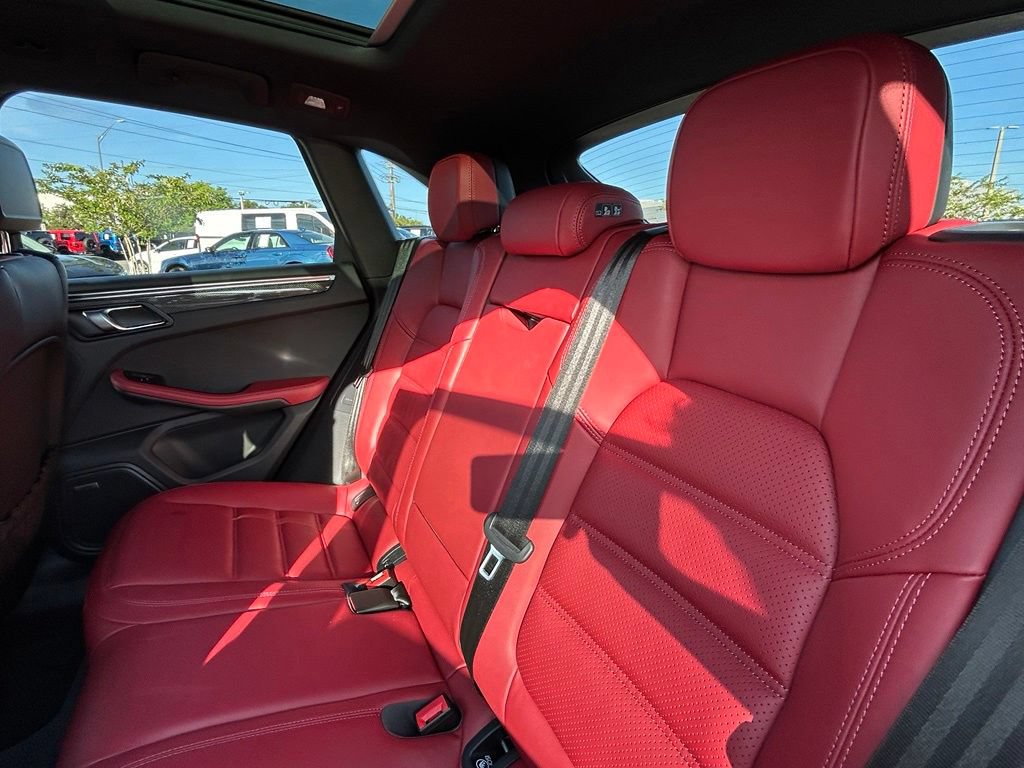 Used 2024 Porsche Macan AWD/4WD image 47