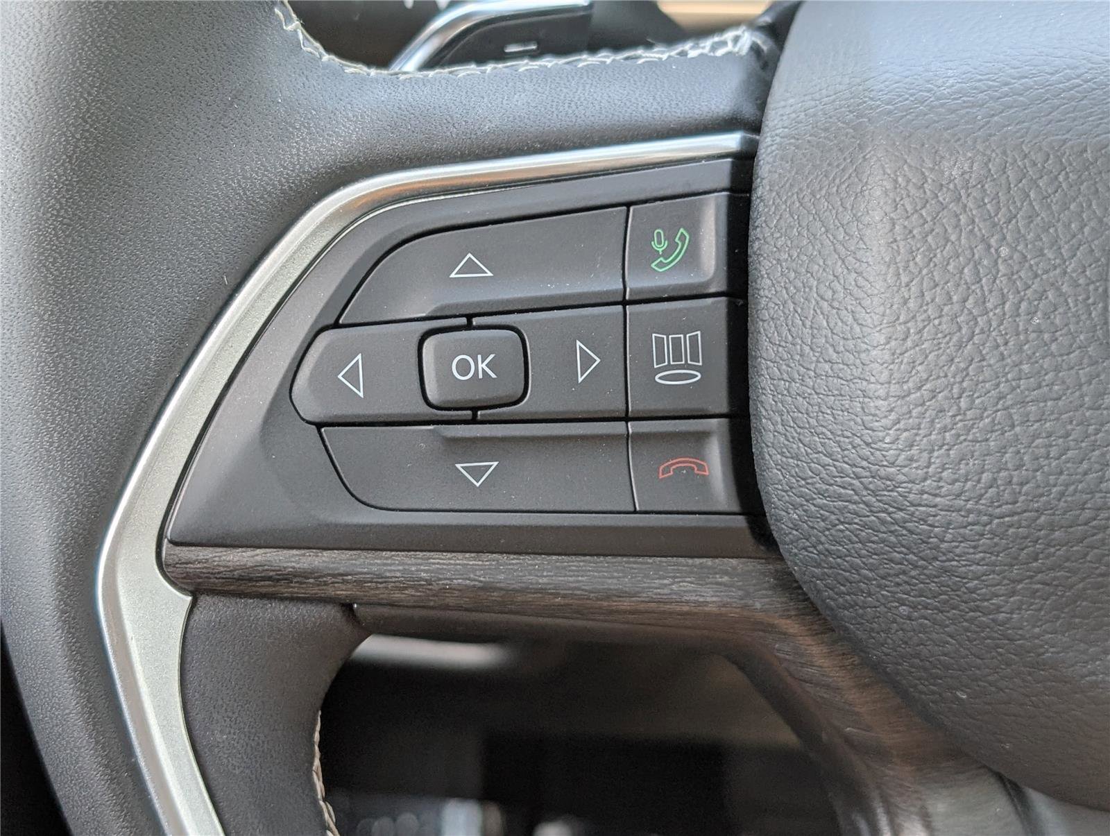 Used 2023 Jeep Grand Cherokee L Limited AWD/4WD image 25
