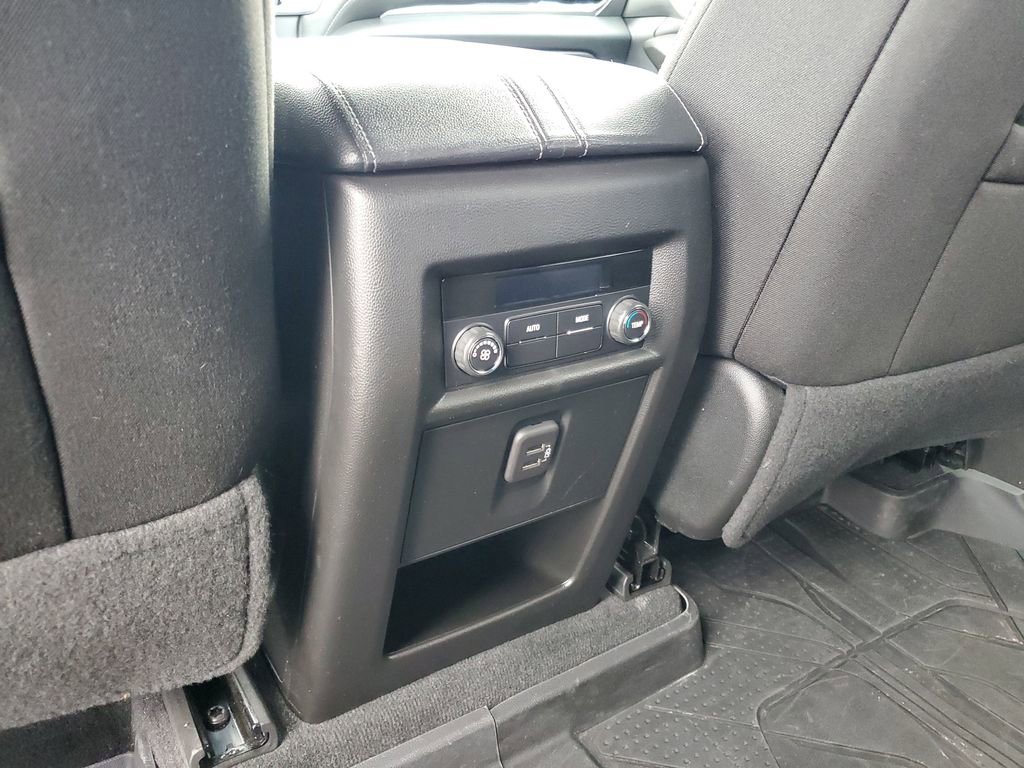Used 2023 Chevrolet Traverse LT image 29