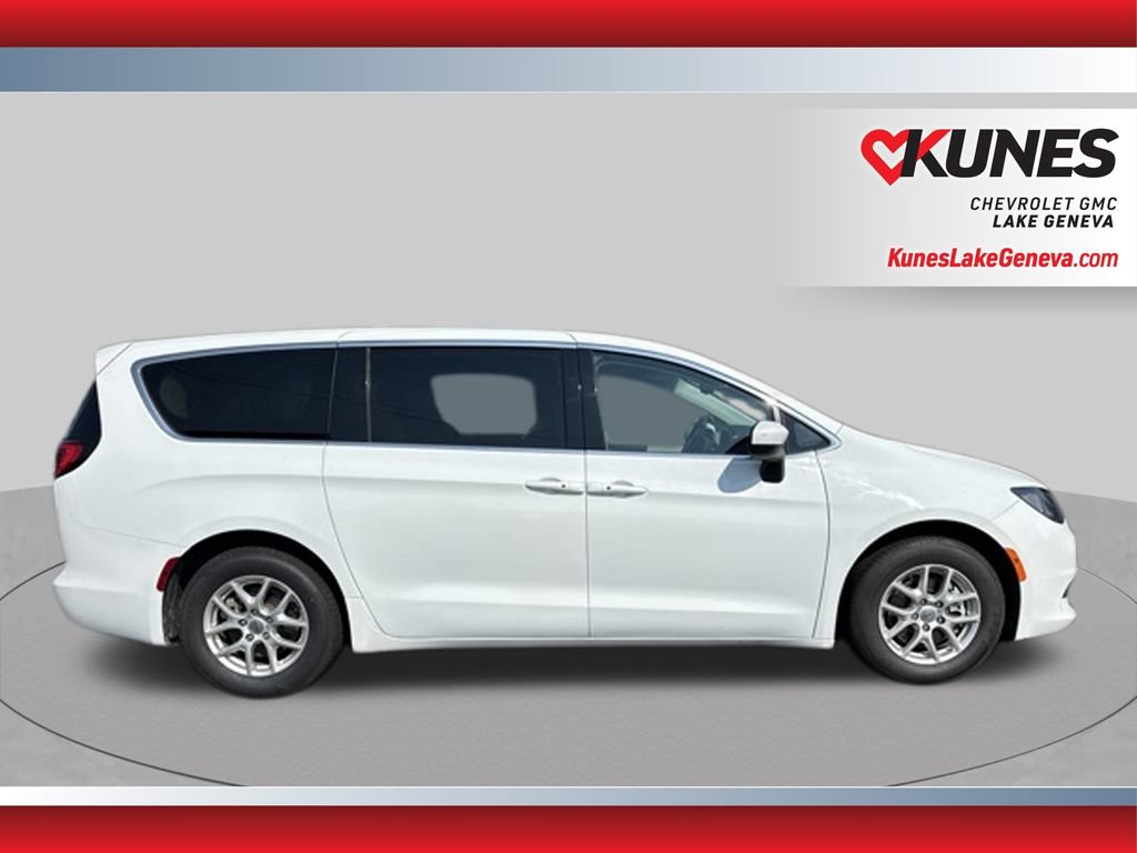 Used 2023 Chrysler Voyager LX FWD image 3