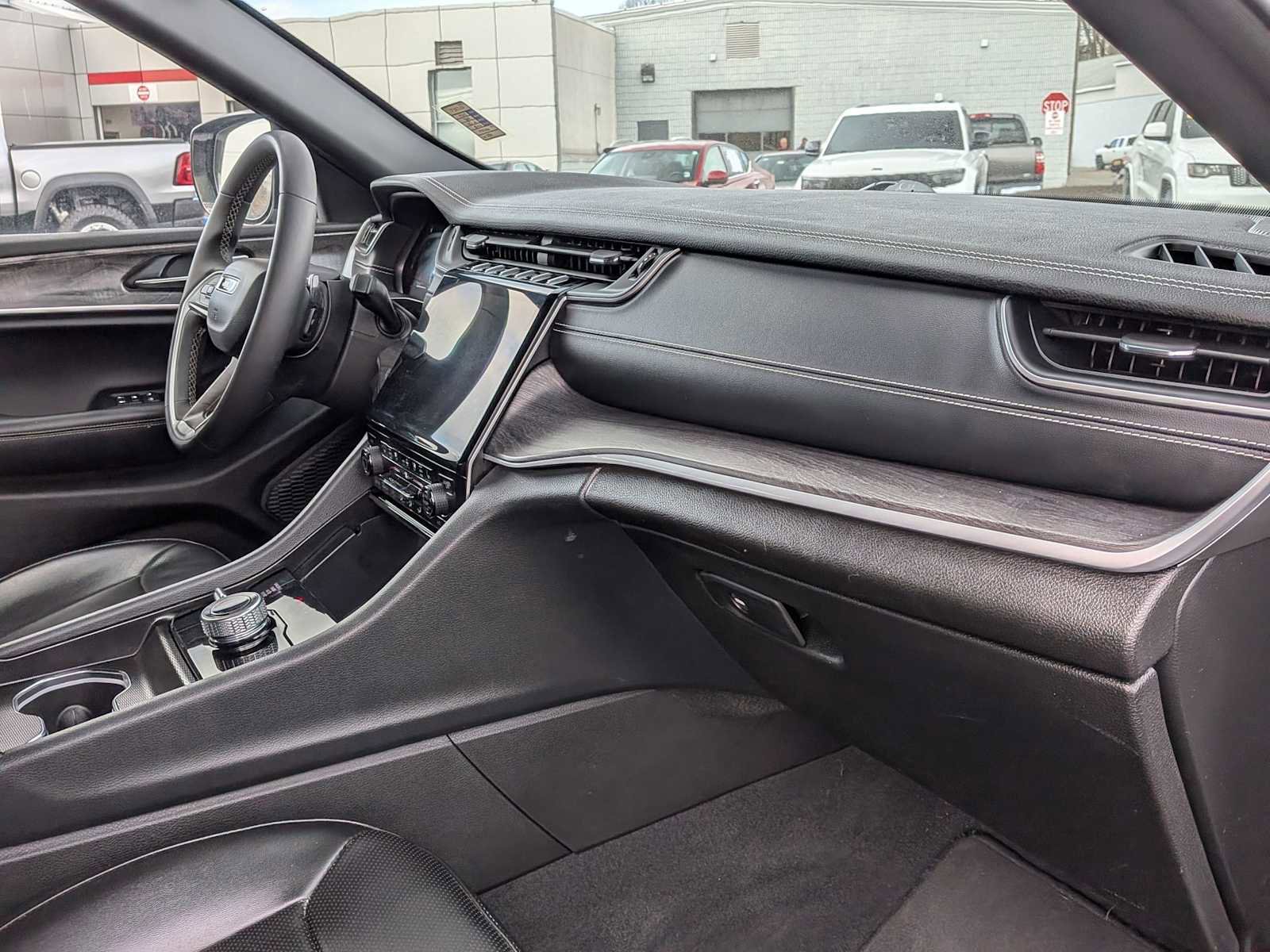 Used 2024 Jeep Grand Cherokee L Limited w/ Luxury Tech Group II image 24