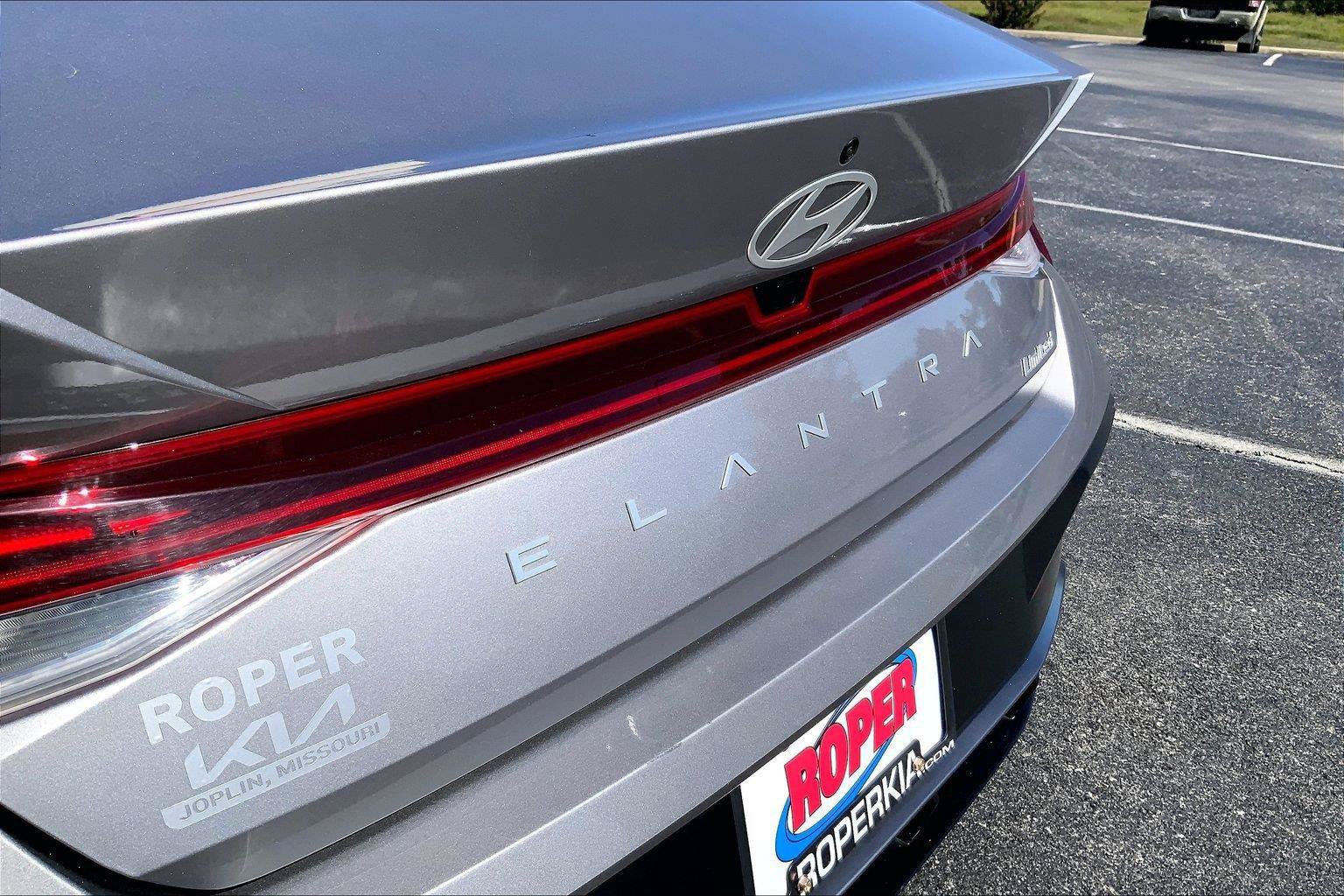 Used 2025 Hyundai Elantra Limited FWD image 31