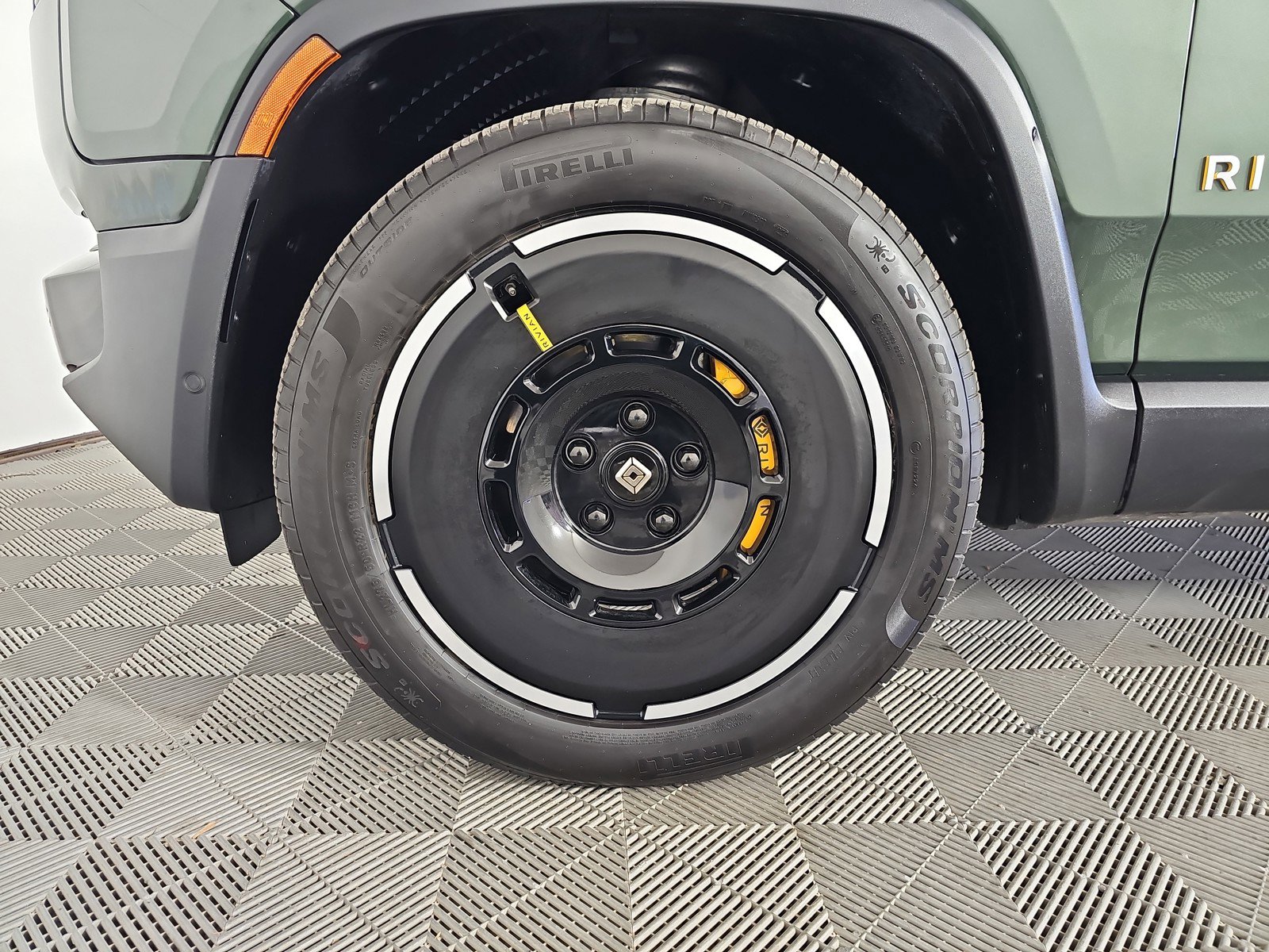 Used 2024 Rivian R1S Adventure image 9