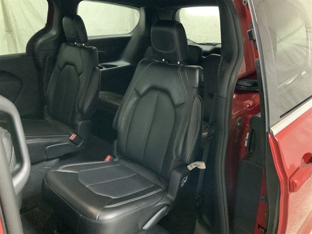 Used 2025 Chrysler Pacifica Select FWD image 18