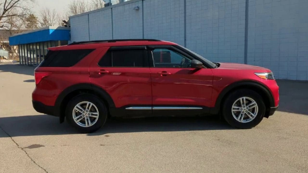 Used 2022 Ford Explorer XLT w/ Equipment Group 202A AWD/4WD image 9