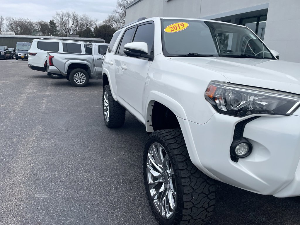 Used 2019 Toyota 4Runner SR5 Premium AWD/4WD image 2