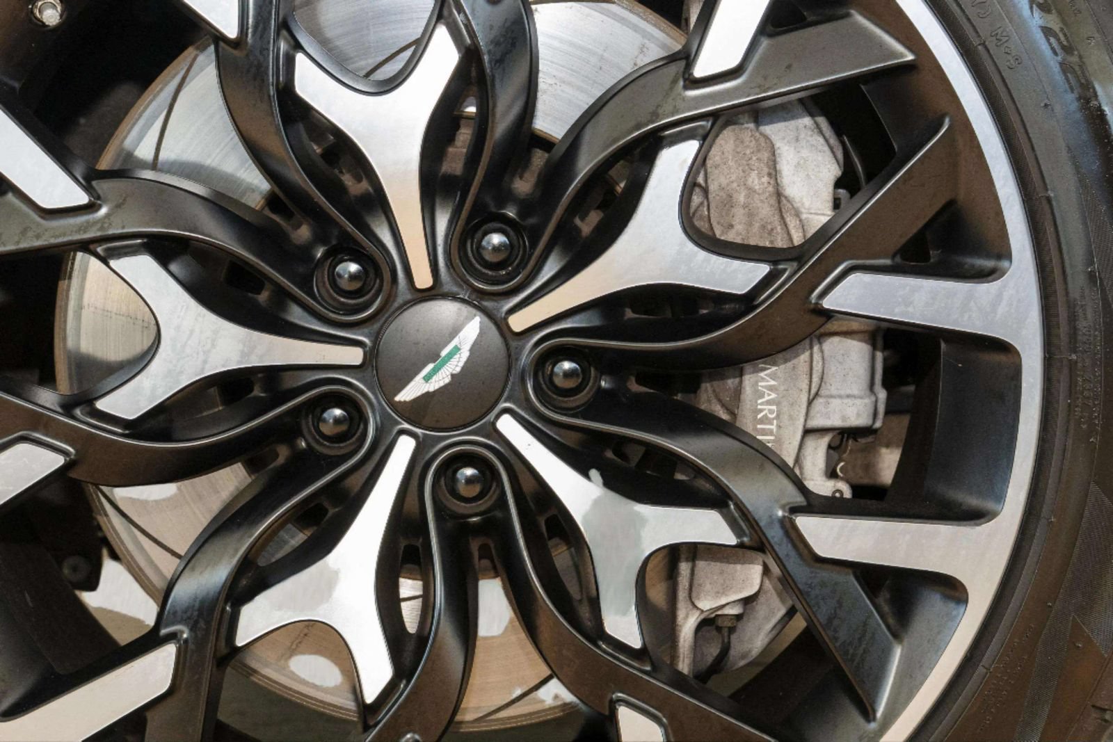 Used 2024 Aston Martin DBX AWD/4WD image 9