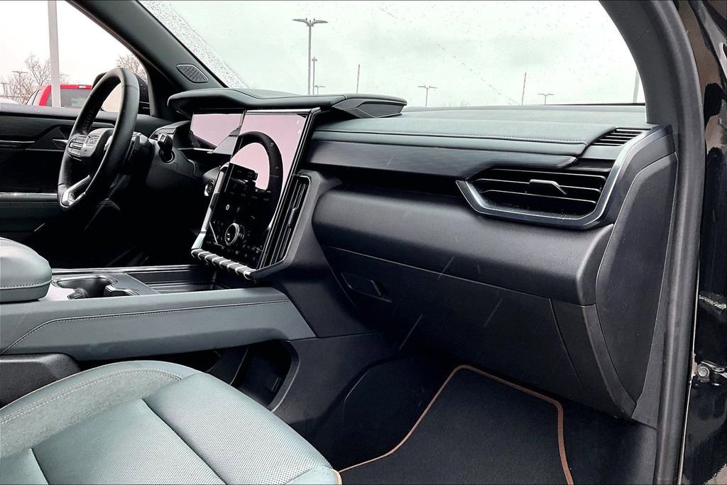 Used 2024 GMC Acadia AT4 w/ Luxury Package image 21