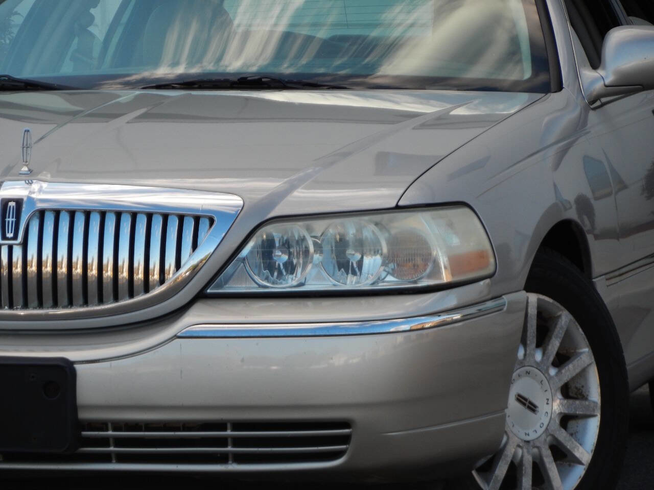 Used 2007 Lincoln Town Car Signature image 4
