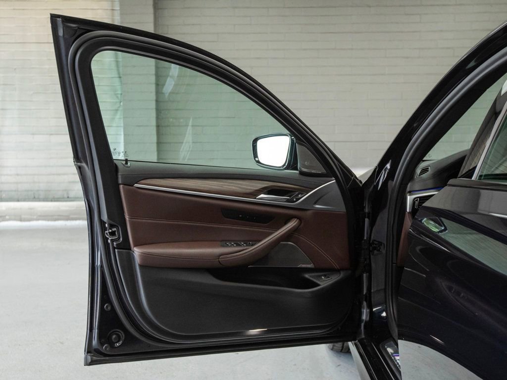 Used 2022 BMW M550i xDrive w/ Dynamic Handling Package image 35