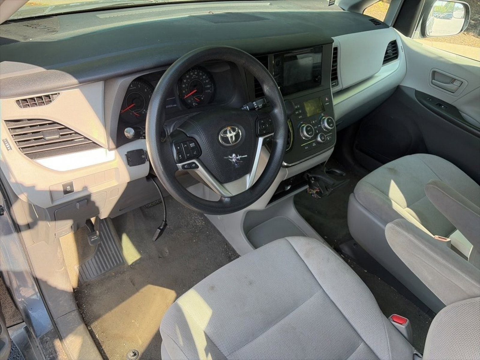 Used 2017 Toyota Sienna L FWD image 12