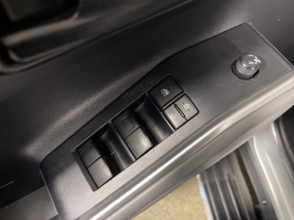 Used 2022 Toyota Highlander LE AWD/4WD image 16