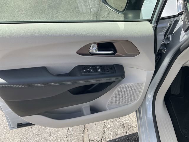 Used 2023 Chrysler Voyager LX image 24