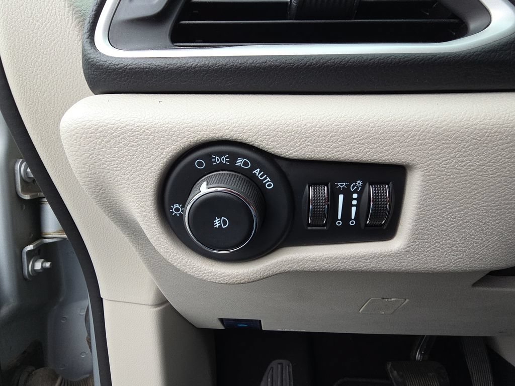 Used 2023 Chrysler Pacifica Touring-L FWD image 20