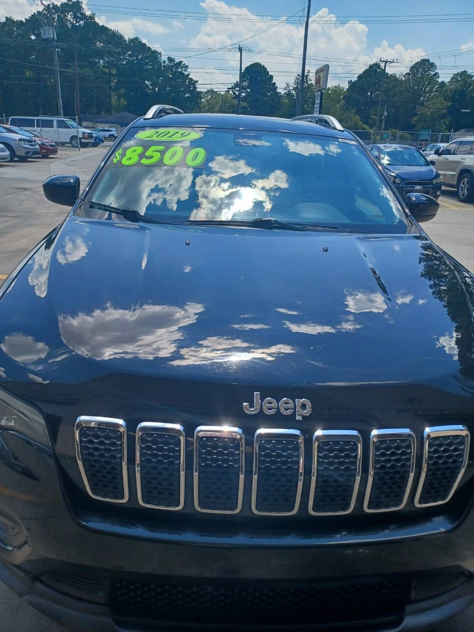 Used 2019 Jeep Cherokee Latitude Plus w/ Comfort/Convenience Group FWD image 1