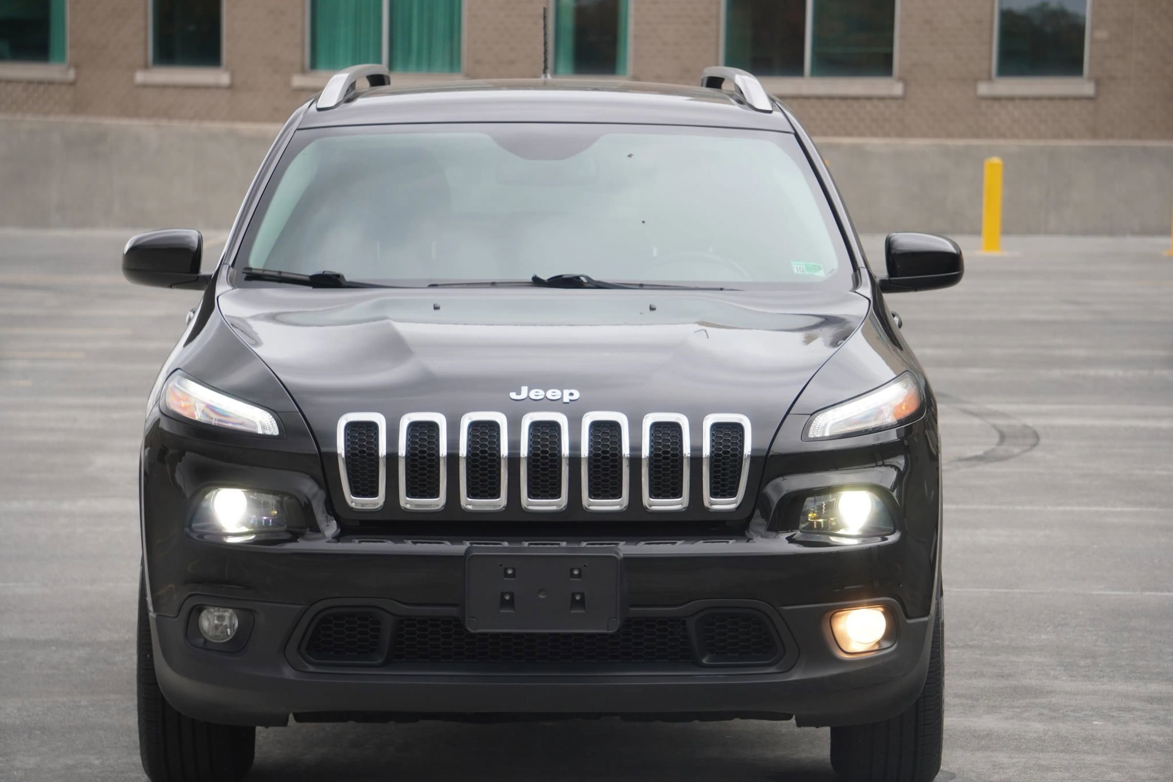 Used 2018 Jeep Cherokee Latitude Plus w/ Cold Weather Group image 24