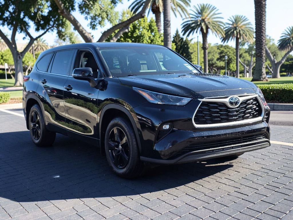 Used 2023 Toyota Highlander LE AWD/4WD image 4