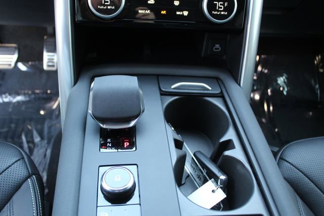 Used 2025 Land Rover Discovery Dynamic SE image 16