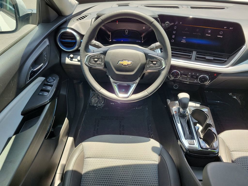 Used 2024 Chevrolet Trax LT w/ Sunroof Package FWD image 14