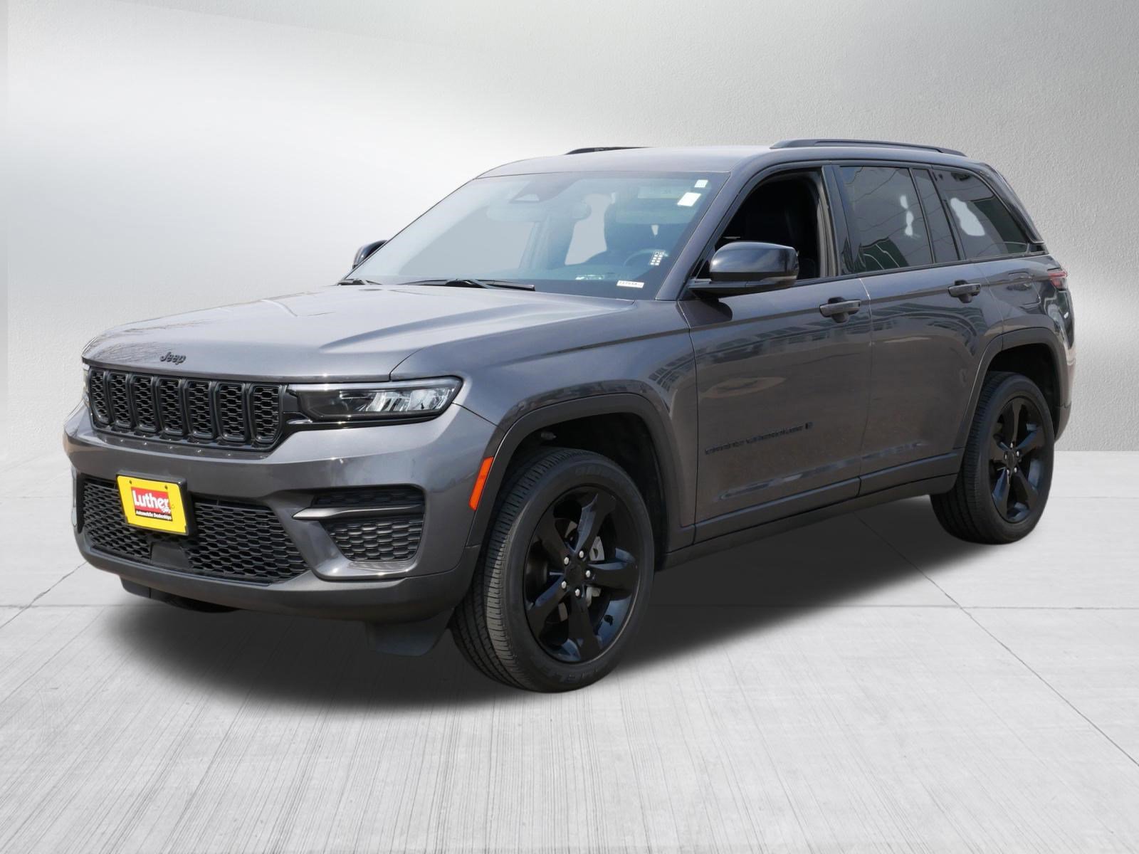 Used 2022 Jeep Grand Cherokee Altitude image 3