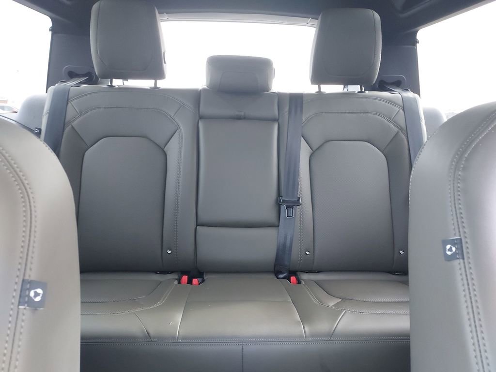 Used 2023 Land Rover Defender 90 X-Dynamic SE image 13