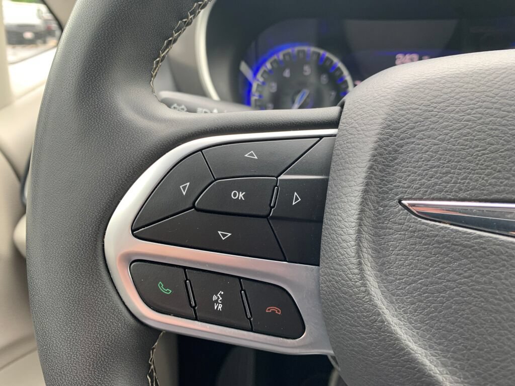 Used 2023 Chrysler Pacifica Touring-L FWD image 14