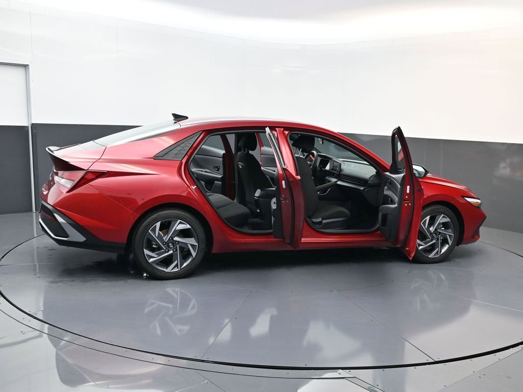Certified 2025 Hyundai Elantra Sport image 21