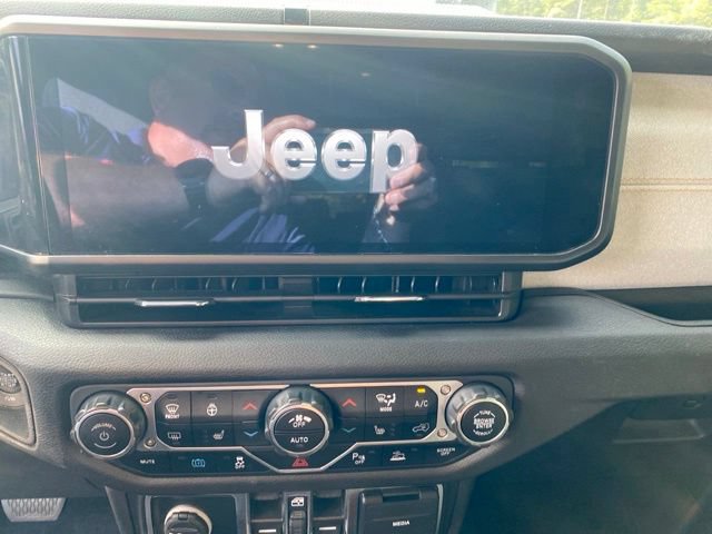Used 2024 Jeep Wrangler Unlimited w/ Convenience Group AWD/4WD image 18