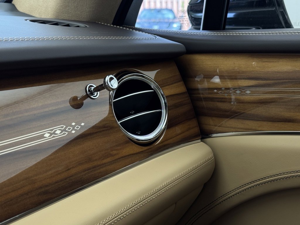New 2024 Bentley Bentayga Plug-In Hybrid image 24