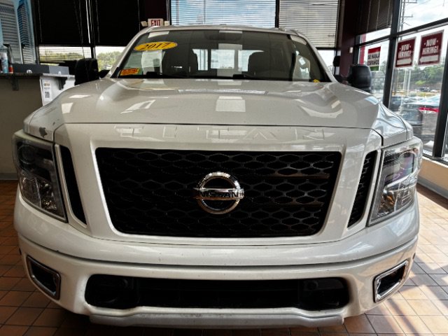 Used 2017 Nissan Titan PRO-4X w/ Pro-4x Convenience Package AWD/4WD image 4