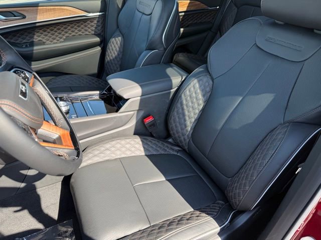 New 2025 Jeep Grand Cherokee Summit image 13