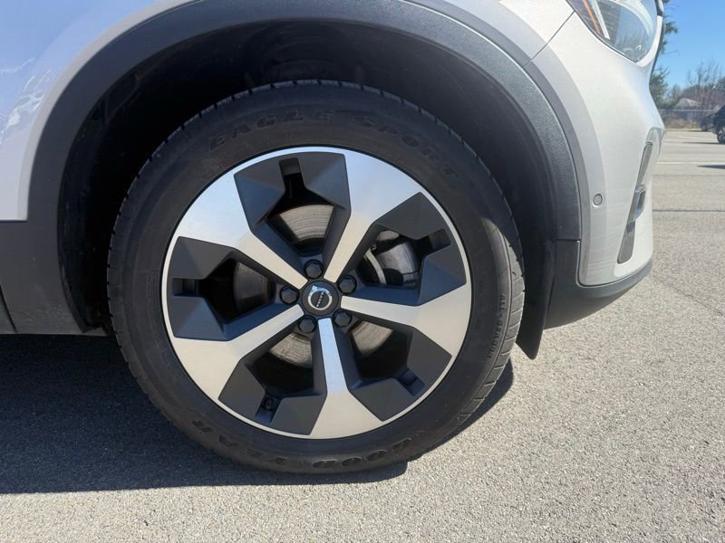 Used 2023 Volvo XC40 B5 Plus w/ Driver Assist Package image 4