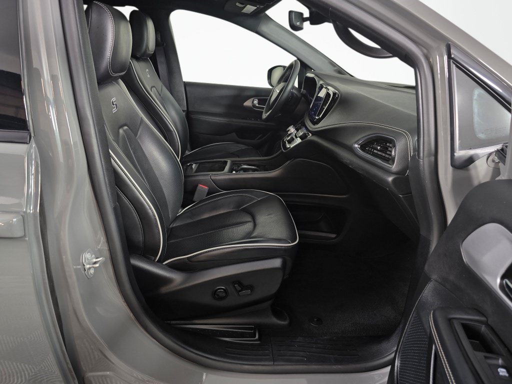 Used 2025 Chrysler Pacifica Limited FWD image 37