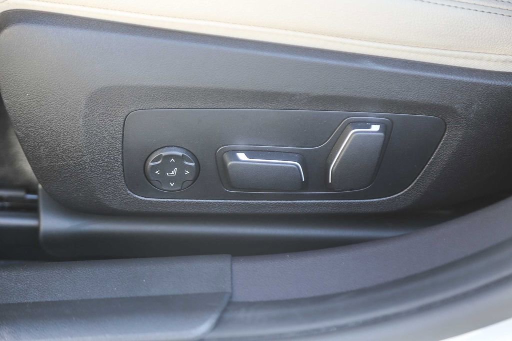 Used 2025 BMW 330i Sedan w/ Convenience Package RWD image 18