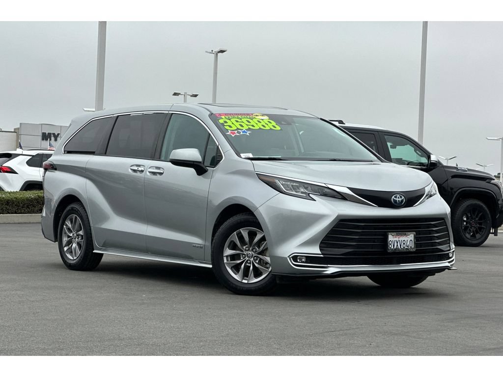 Used 2021 Toyota Sienna XLE FWD image 2