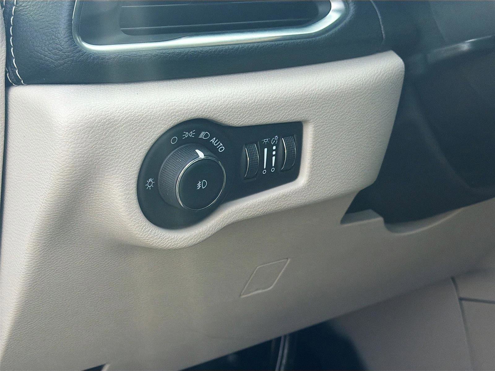 Used 2023 Chrysler Pacifica Limited image 10