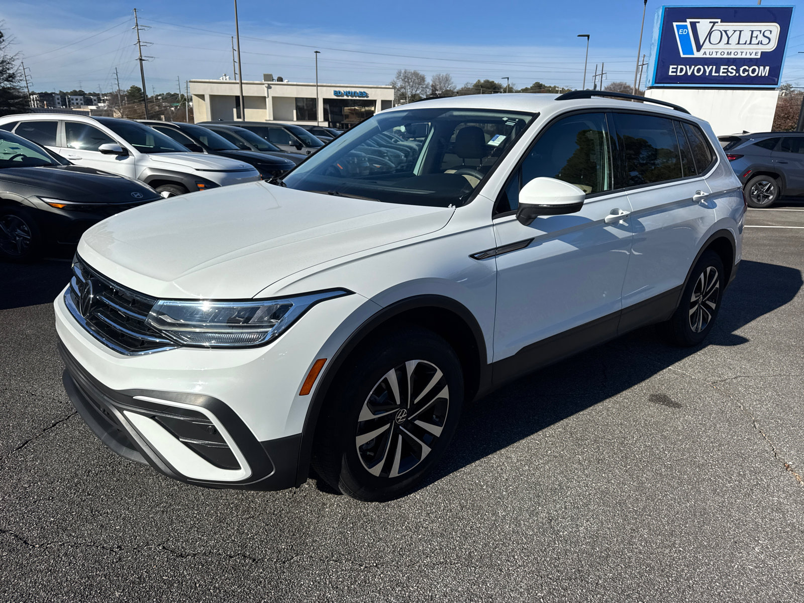 Used 2022 Volkswagen Tiguan S image 3