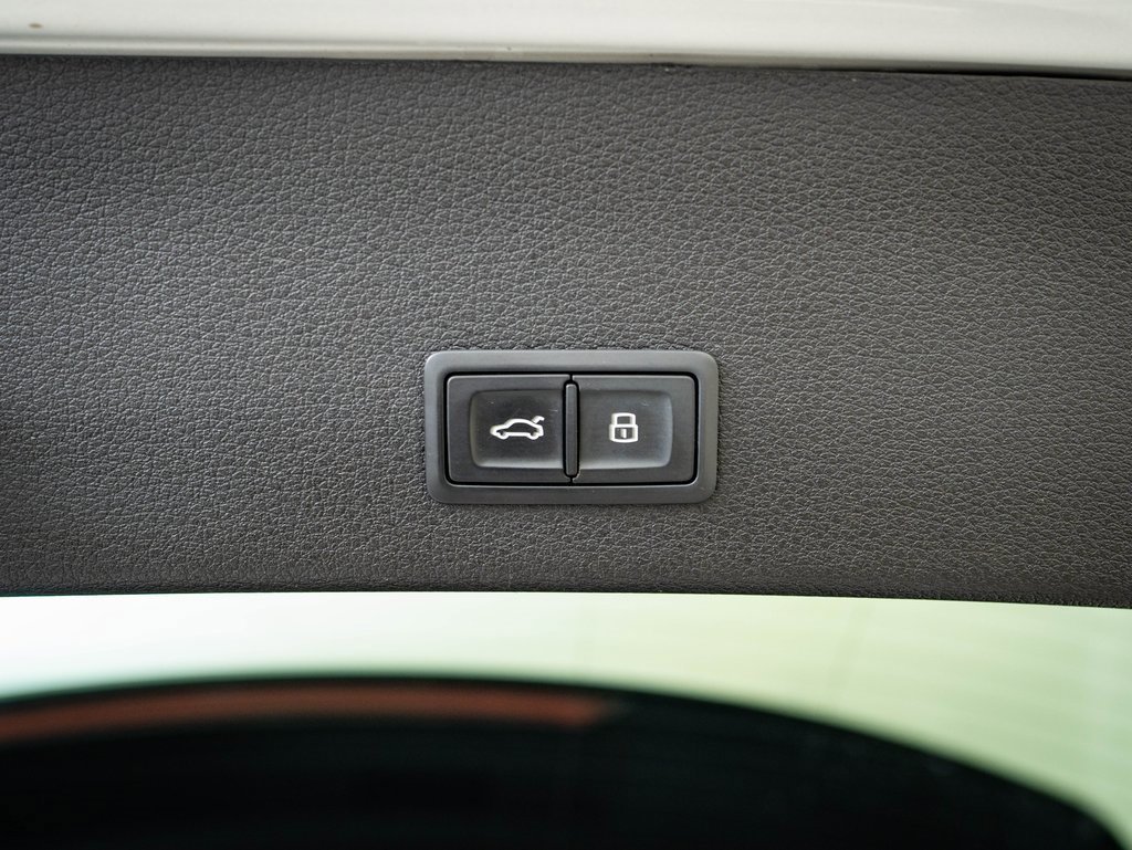 Used 2021 Audi e-tron Prestige w/ Prestige Package image 19