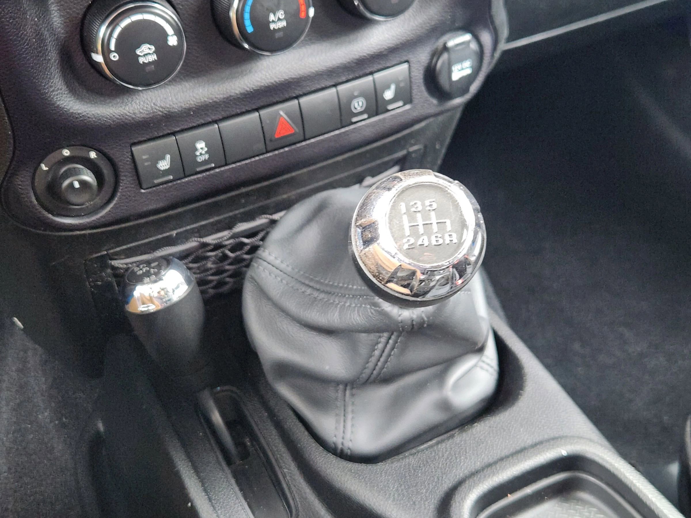 Used 2014 Jeep Wrangler Unlimited Sahara image 32