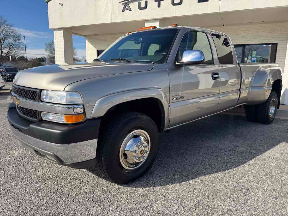 Used 2001 Chevrolet Silverado 3500 LS w/ Off-Road Skid Plate Pkg AWD/4WD image 2