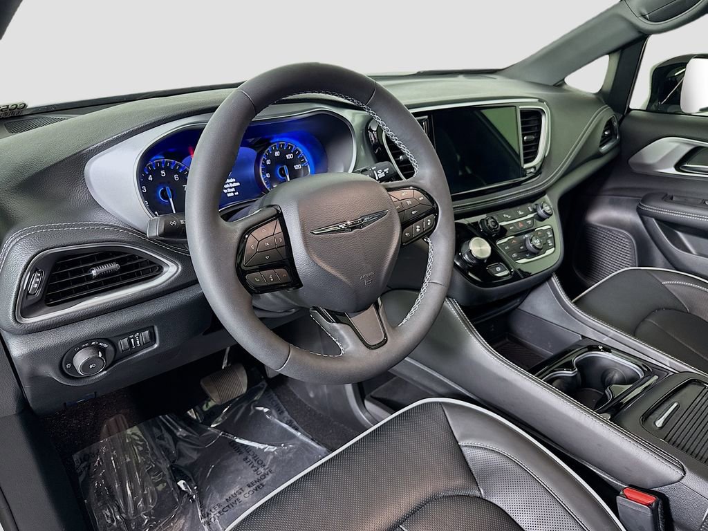 Used 2026 Chrysler Pacifica Limited w/ S Appearance Package image 9